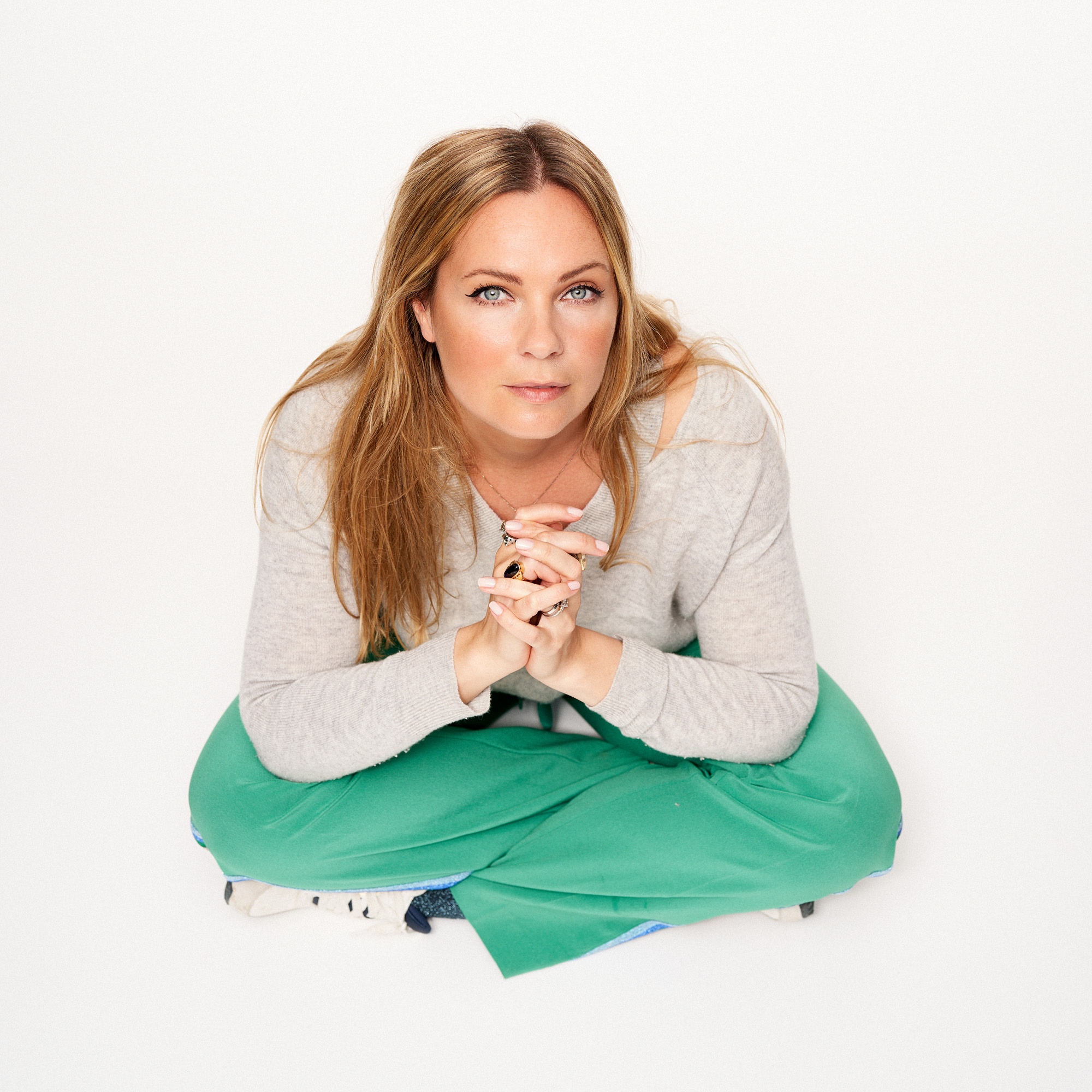 Johanna Wagrell sittandes på golvet