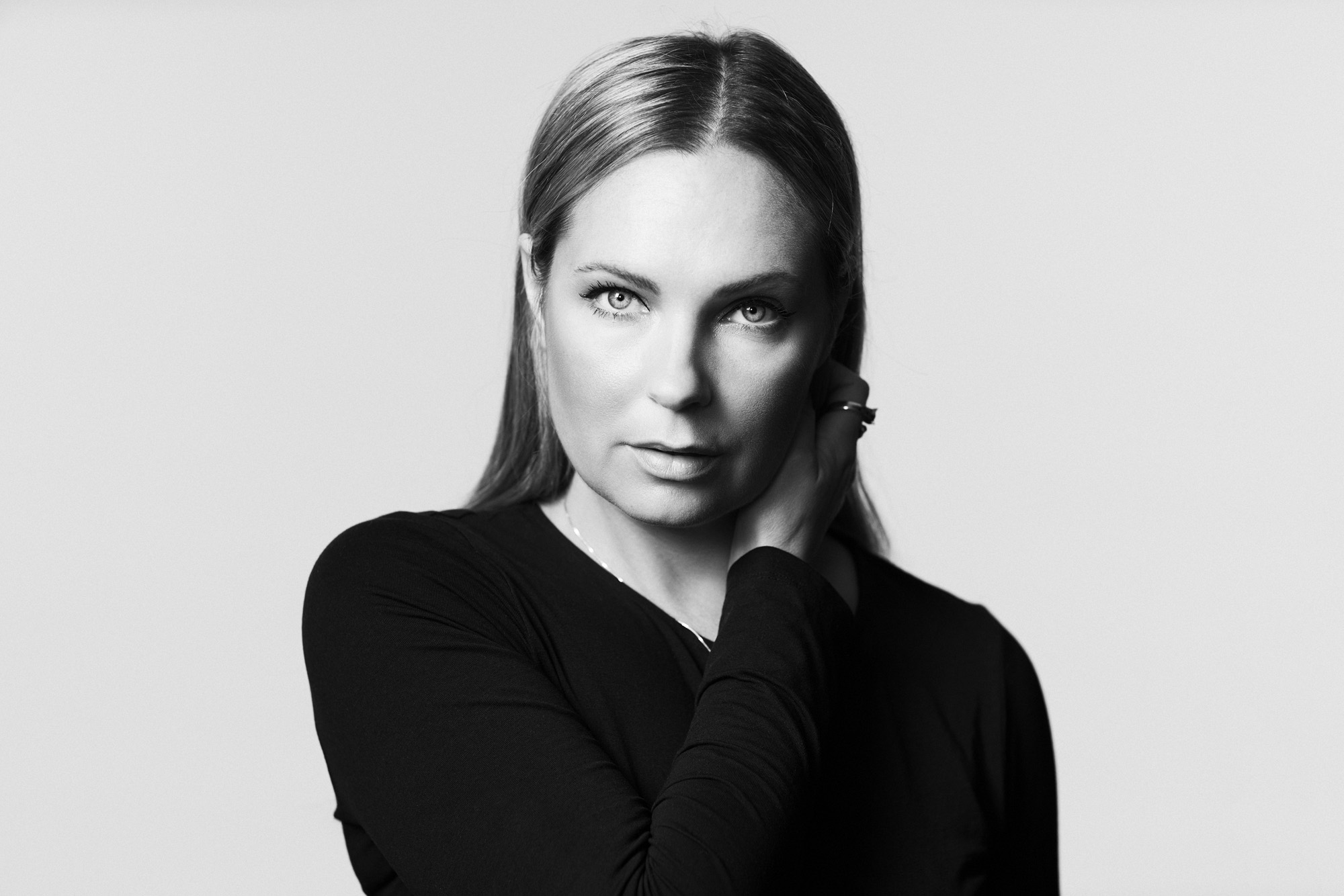 Johanna Wagrell i svartvitt porträtt